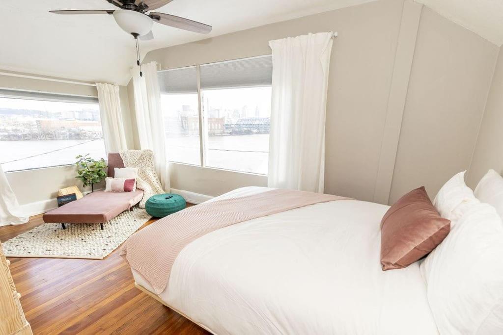 Cozy Riverfront Bungalow With Stunning Views コビントン エクステリア 写真