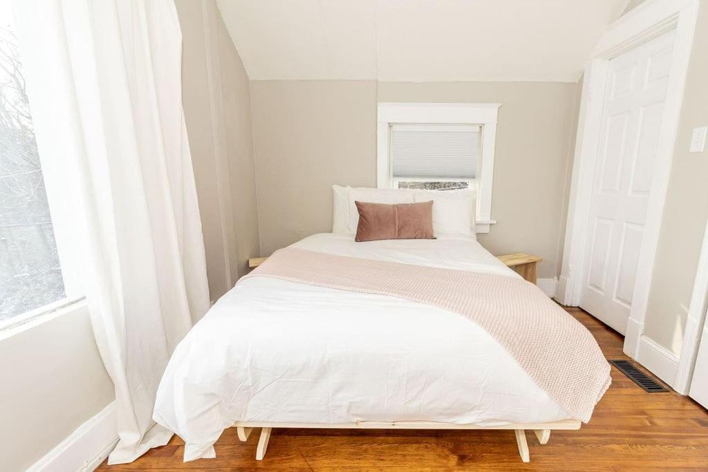Cozy Riverfront Bungalow With Stunning Views コビントン エクステリア 写真
