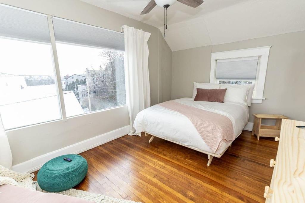 Cozy Riverfront Bungalow With Stunning Views コビントン エクステリア 写真