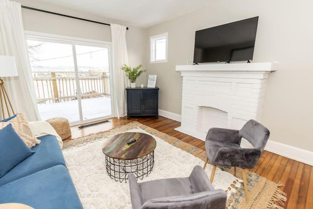 Cozy Riverfront Bungalow With Stunning Views コビントン エクステリア 写真