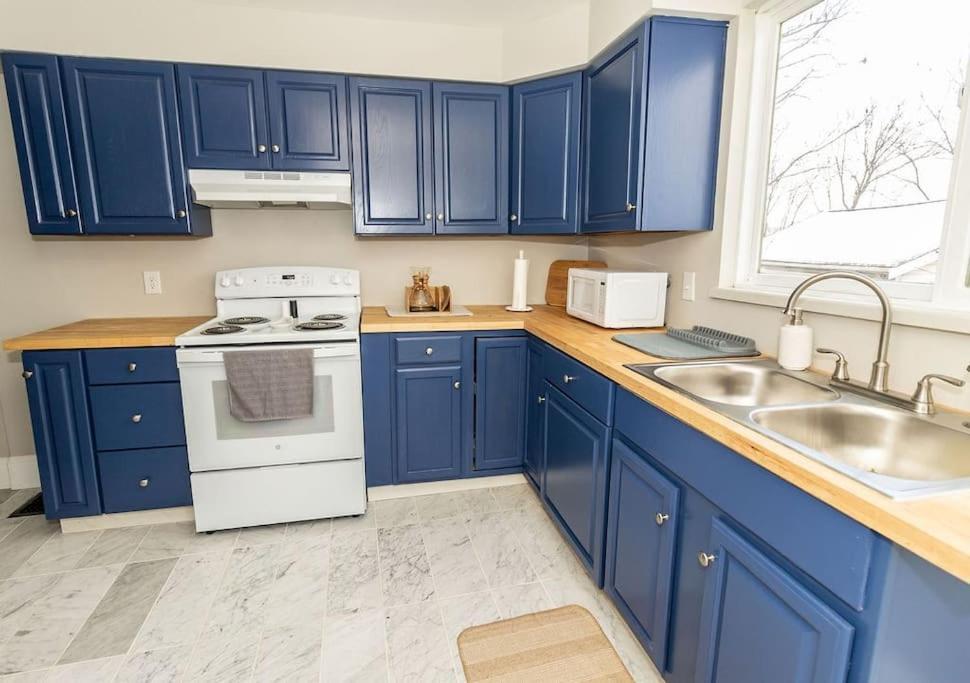 Cozy Riverfront Bungalow With Stunning Views コビントン エクステリア 写真