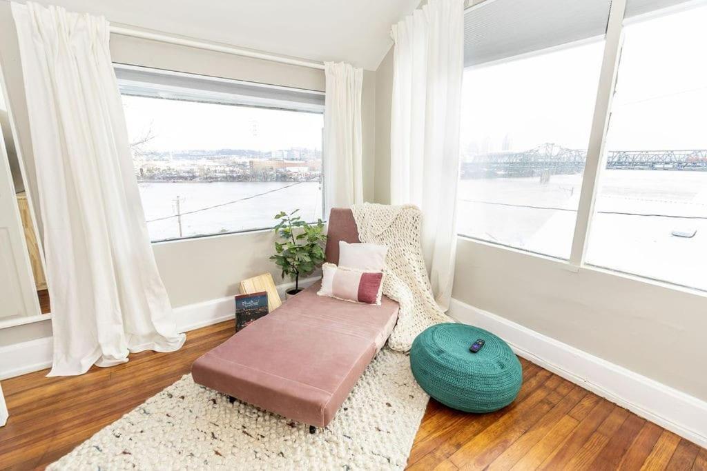 Cozy Riverfront Bungalow With Stunning Views コビントン エクステリア 写真